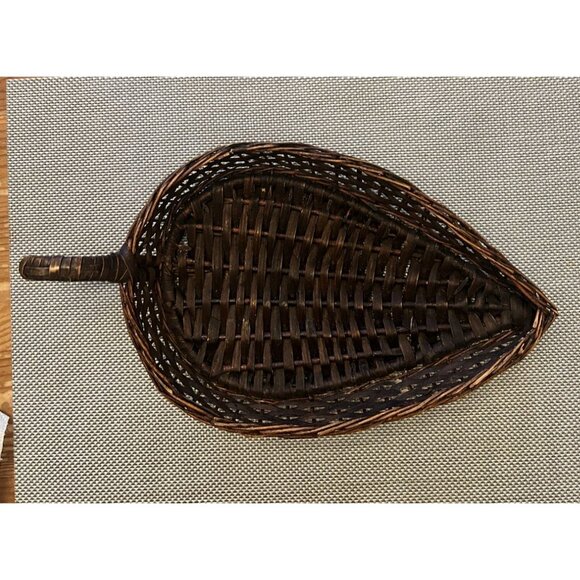 Vintage Handwoven Signed Madeira Leaf-Shaped Wicker Basket Boho Catchall Tray - Picture 5 of 7